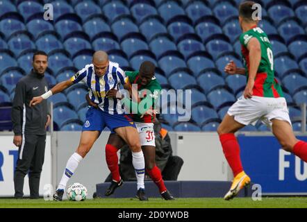 Pepe von Porto im Einsatz mit Nanu von Maritimo während der portugiesischen Meisterschaft, Liga NOS Fußballspiel zwischen FC Porto und Maritimo am 3. Oktober, Stockfoto