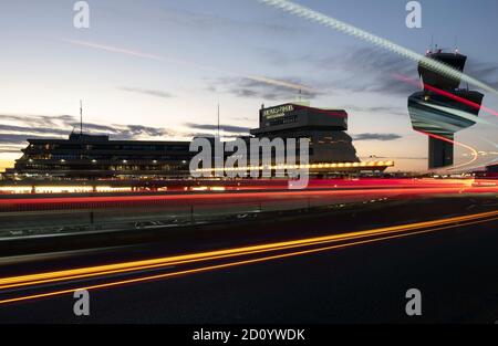 Berlin, Deutschland. September 2020. Der Flughafen Tegel am Abend. (Langzeitbelichtung) Quelle: Paul Zinken/dpa-Zentralbild/ZB/dpa/Alamy Live News Stockfoto