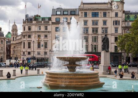 Wasser-Brunnen am Trafalgar Square in London, England. Stockfoto