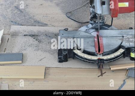 Zugeschnittenes Bild der Hand-Kreissäge auf dem Boden am Sägewerk. Stockfoto