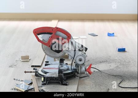 Zugeschnittenes Werkzeug zum Dekorieren der Kreissäge am Arbeitsplatz. Stockfoto