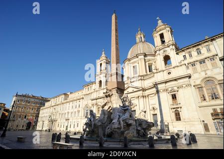 Italien, Rom, Piazza Navona, Brunnen der vier Flüsse und Kirche Sant'Agnese in Agone Stockfoto