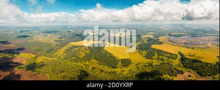 Luftaufnahme von Wäldern, Feldern und Wiesen. Schöne Aussicht von oben. Panorama des Dorfes und Dump. Vogelperspektive Stockfoto