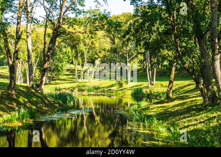 Wunderschöne Landschaft der Uzutrakis Manor Gardens. Manor Park Reservoir Stockfoto