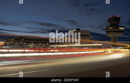 Berlin, Deutschland. September 2020. Der Flughafen Tegel am Abend. (Langzeitbelichtung) Quelle: Paul Zinken/dpa-Zentralbild/ZB/dpa/Alamy Live News Stockfoto