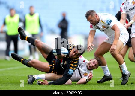 Wesps' Malakai Fekitoa (links) wird von Alex Cuthbert von Exeter Chiefs (Mitte) und Phil Dollman während des Gallagher Premiership Spiels in der Ricoh Arena, Coventry, angegangen. Stockfoto