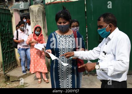 Guwahati, Assam, Indien. Okt. 2020. Prüfungsanwärter der Union Public Service Commission zeigen ihren Nachweis, wenn sie in ein Prüfungszentrum eintreten, um am Sonntag, den 4. Oktober 2020 in Guwahati Assam India bei der Union Public Service Commission (UPSC) zur vorläufigen Prüfung 2020 zu erscheinen. Die Prüfung des öffentlichen Dienstes ist eine landesweite wettbewerbsfähige Prüfung in Indien durch die Union Public Service Commission für die Einstellung zu verschiedenen öffentlichen Diensten der Regierung von Indien, einschließlich der indischen Verwaltungsdienst, Indian Foreign Service, und Indian Police Service (Credit IMA Stockfoto