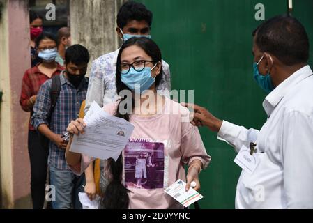 Guwahati, Assam, Indien. Okt. 2020. Prüfungsanwärter der Union Public Service Commission zeigen ihren Nachweis, wenn sie in ein Prüfungszentrum eintreten, um am Sonntag, den 4. Oktober 2020 in Guwahati Assam India bei der Union Public Service Commission (UPSC) zur vorläufigen Prüfung 2020 zu erscheinen. Die Prüfung des öffentlichen Dienstes ist eine landesweite wettbewerbsfähige Prüfung in Indien von der Union Public Service Commission für die Einstellung zu verschiedenen öffentlichen Diensten der Regierung von Indien, einschließlich der indischen Verwaltungsdienst, Indian Foreign Service, und Indian Police Service (Credit IMAG Stockfoto