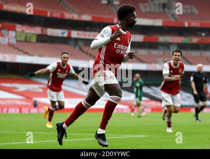 Bukayo Saka von Arsenal feiert das erste Tor seines Spielers während des Premier League-Spiels im Emirates Stadium in London. Stockfoto