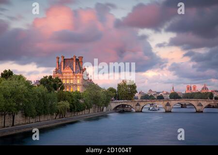 Farbenfroher Abend über der seine, Musée du Louvre, Paris, Ile-de-France, Frankreich Stockfoto