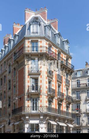 Französische Architektur entlang der Rue du Louvre, 2. Arrondissemont, Paris, Frankreich Stockfoto