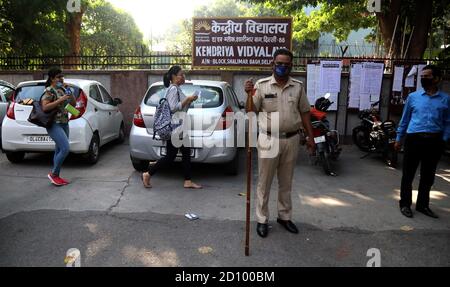 Ein Polizeipersonal in Delhi, das eine Gesichtsmask trägt, steht Wache, um sicherzustellen, dass die Studenten die Anweisungen im Prüfungszentrum befolgen, bevor sie die UPSC-Vorbereitungen für den öffentlichen Dienst 2020 treffen.die Union Public Service Commission (UPSC) führt IPS-Vorprüfungen 2020 mit Vorsichtsmaßnahmen inmitten einer Coronavirus-Pandemie durch. Über 1,058,000 (10.58 lakh) Kandidaten erscheinen für die Prüfung an 2569 Zentren in 25 Städten im Land. Dies ist eine nationale Wettbewerbsprüfung, die jährlich durchgeführt wird, um Kandidaten für öffentliche Dienste wie IAS, IPS, IFS, IDAS, CAPF-AC und andere zu rekrutieren. Stockfoto