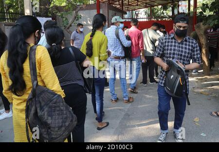 Neu Delhi, Indien. Oktober 2020. Die Schüler mit Gesichtsmasken stehen in einer Warteschlange im Prüfungszentrum, bevor sie die UPSC-Vorbereitung für den öffentlichen Dienst 2020 absolvieren.die Union Public Service Commission (UPSC) führt die IPS-Vorprüfung 2020 mit Vorsichtsmaßnahmen bei einer Coronavirus-Pandemie durch. Über 1,058,000 (10.58 lakh) Kandidaten erscheinen für die Prüfung an 2569 Zentren in 25 Städten im Land. Dies ist eine nationale Wettbewerbsprüfung, die jährlich durchgeführt wird, um Kandidaten für öffentliche Dienste wie IAS, IPS, IFS, IDAS, CAPF-AC und andere zu rekrutieren. Kredit: SOPA Images Limited/Alamy Live Nachrichten Stockfoto