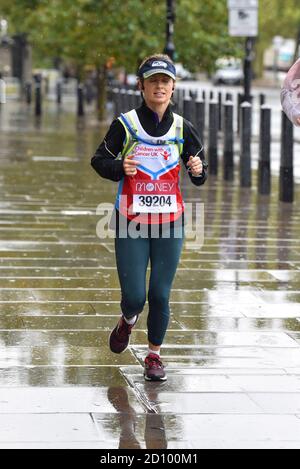 London, Großbritannien. Oktober 2020. Hannah Brooking 39204 sah laufen in der Nähe der Houses of Parliament, London Teilnahme an der Virgin Money Virtual London Marathon laufen für Kinder mit Krebs UK. Kredit: SOPA Images Limited/Alamy Live Nachrichten Stockfoto