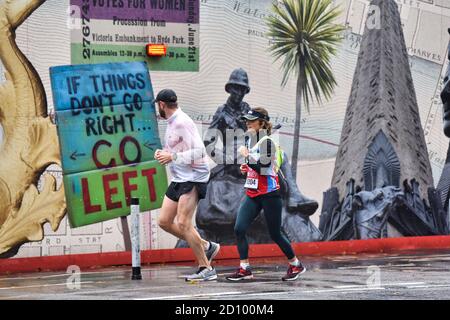 London, Großbritannien. Oktober 2020. Hannah Brooking 39204 und Chris Brooking 39402 haben gesehen, wie sie am Victoria Embankment in London beim Virgin Money Virtual London Marathon für RNLI und Children with Cancer UK liefen. Kredit: SOPA Images Limited/Alamy Live Nachrichten Stockfoto