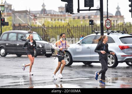 London, Großbritannien. Oktober 2020. Adil Patel 36072 beim Virgin Money Virtual London Marathon für die Wohltätigkeitsorganisation Sense UK auf der Westminster Bridge in London. Kredit: SOPA Images Limited/Alamy Live Nachrichten Stockfoto