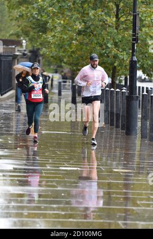 London, Großbritannien. Oktober 2020. Hannah Brooking 39204 und Chris Brooking 39402 haben bei den Houses of Parliament in London beim Virgin Money Virtual London Marathon für RNLI und Children with Cancer UK mitgelaufen. Kredit: SOPA Images Limited/Alamy Live Nachrichten Stockfoto