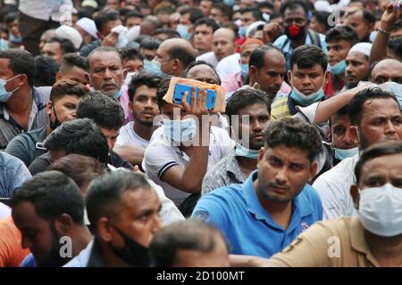 Dhaka, Bangladesch. Oktober 2020. Arbeitsmigranten aus Bangladesch, die in Saudi-Arabien arbeiten, versammeln sich vor dem Büro von Saudi Arabian Airlines im Pan Pacific Sonargaon Hotel in Dhaka, um Rückflugtickets zu ihren Arbeitsplätzen in Saudi-Arabien zu sammeln.Arbeitsmigranten aus Bangladesch, die nach Saudi-Arabien zurückkehren wollten, um wieder an ihre Arbeit zurückzukehren Musste stundenlang warten, bevor sie ihren Flug erwischen konnten, da der Flughafen nur eine kleine Menge Leute benötigte, um die Coronavirus-Pandemie zu bekämpfen. Kredit: SOPA Images Limited/Alamy Live Nachrichten Stockfoto