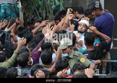 Dhaka, Bangladesch. Oktober 2020. Arbeitsmigranten aus Bangladesch, die in Saudi-Arabien arbeiten, versammeln sich vor dem Büro von Saudi Arabian Airlines im Pan Pacific Sonargaon Hotel in Dhaka, um Rückflugtickets zu ihren Arbeitsplätzen in Saudi-Arabien zu sammeln.Arbeitsmigranten aus Bangladesch, die nach Saudi-Arabien zurückkehren wollten, um wieder an ihre Arbeit zurückzukehren Musste stundenlang warten, bevor sie ihren Flug erwischen konnten, da der Flughafen nur eine kleine Menge Leute benötigte, um die Coronavirus-Pandemie zu bekämpfen. Kredit: SOPA Images Limited/Alamy Live Nachrichten Stockfoto