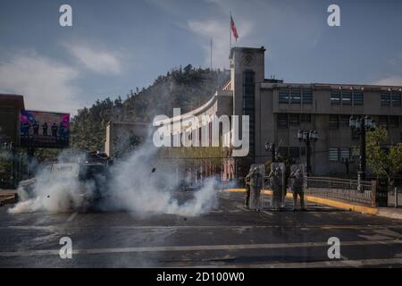 Santiago, Chile. Oktober 2020. Die Bereitschaftspolizei steht auf der Hut, während sie sich während der Proteste abschirmt.Hunderte von Demonstranten konfrontieren die Polizei in der Nähe der Plaza Baquedano, die von den Menschen in "Plaza de la Dignidad" umbenannt wurde, um Gerechtigkeit für Antoni zu fordern, Eine 16-Jährige, die am vorigen Protesttag von der Polizei von einer Brücke geworfen wurde. Kredit: SOPA Images Limited/Alamy Live Nachrichten Stockfoto