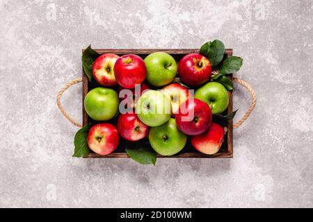 Reife rote und grüne Äpfel in Holzkiste.Draufsicht mit Kopierraum. Stockfoto