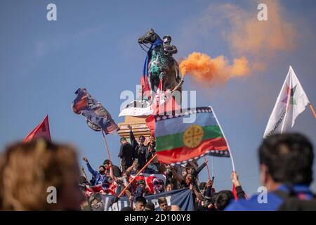 Santiago, Chile. Oktober 2020. Die Demonstranten erholen sich auf dem berühmten Platz Baquedano, der ein Symbol der Proteste im Oktober letzten Jahres während der Proteste war.Hunderte von Demonstranten konfrontieren die Polizei in der Nähe der Plaza Baquedano, die von den Menschen in "Plaza de la Dignidad" umbenannt wurde, um Gerechtigkeit für Antoni zu fordern, Eine 16-Jährige, die am vorigen Protesttag von der Polizei von einer Brücke geworfen wurde. Kredit: SOPA Images Limited/Alamy Live Nachrichten Stockfoto