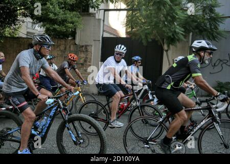 Beirut, Libanon. Oktober 2020. Die ehemalige US-Radfahrerin Lance Armstrong (C) nimmt mit libanesischen und ausländischen Radfahrern an einem Radrennen Teil, um Gelder zu sammeln und die libanesischen NGOs beim Wiederaufbau Beiruts nach dem massiven Hafenaufschlag in Beirut zu unterstützen. Quelle: Marwan Naamani/dpa/Alamy Live News Stockfoto