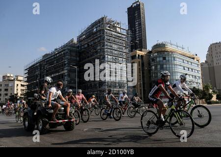 Beirut, Libanon. Oktober 2020. Die ehemalige US-Radfahrerin Lance Armstrong (C) nimmt mit libanesischen und ausländischen Radfahrern an einem Radrennen Teil, um Gelder zu sammeln und die libanesischen NGOs beim Wiederaufbau Beiruts nach dem massiven Hafenaufschlag in Beirut zu unterstützen. Quelle: Marwan Naamani/dpa/Alamy Live News Stockfoto