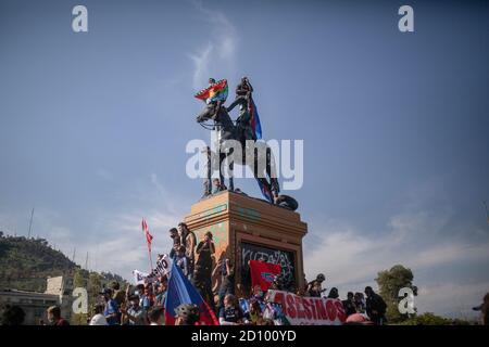 Santiago, Chile. Oktober 2020. Die Demonstranten erholen sich auf dem berühmten Platz Baquedano, der ein Symbol der Proteste im Oktober letzten Jahres während der Proteste war.Hunderte von Demonstranten konfrontieren die Polizei in der Nähe der Plaza Baquedano, die von den Menschen in "Plaza de la Dignidad" umbenannt wurde, um Gerechtigkeit für Antoni zu fordern, Eine 16-Jährige, die am vorigen Protesttag von der Polizei von einer Brücke geworfen wurde. Kredit: SOPA Images Limited/Alamy Live Nachrichten Stockfoto