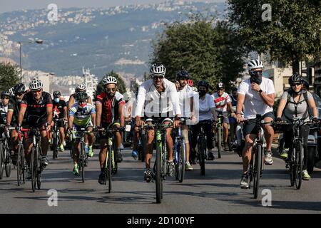 Beirut, Libanon. Oktober 2020. Die ehemalige US-Radfahrerin Lance Armstrong (C) nimmt mit libanesischen und ausländischen Radfahrern an einem Radrennen Teil, um Gelder zu sammeln und die libanesischen NGOs beim Wiederaufbau Beiruts nach dem massiven Hafenaufschlag in Beirut zu unterstützen. Quelle: Marwan Naamani/dpa/Alamy Live News Stockfoto