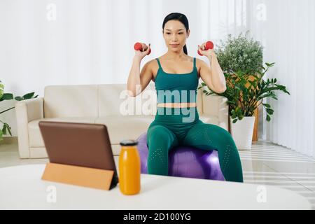 Frau, die das Training mit Hanteln Stockfoto