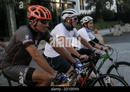 Beirut, Libanon. Oktober 2020. Die ehemalige US-Radfahrerin Lance Armstrong (C) nimmt mit libanesischen und ausländischen Radfahrern an einem Radrennen Teil, um Gelder zu sammeln und die libanesischen NGOs beim Wiederaufbau Beiruts nach dem massiven Hafenaufschlag in Beirut zu unterstützen. Quelle: Marwan Naamani/dpa/Alamy Live News Stockfoto