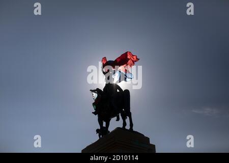 Santiago, Chile. Oktober 2020. Die Demonstranten erholen sich auf dem berühmten Platz Baquedano, der ein Symbol der Proteste im Oktober letzten Jahres während der Proteste war.Hunderte von Demonstranten konfrontieren die Polizei in der Nähe der Plaza Baquedano, die von den Menschen in "Plaza de la Dignidad" umbenannt wurde, um Gerechtigkeit für Antoni zu fordern, Eine 16-Jährige, die am vorigen Protesttag von der Polizei von einer Brücke geworfen wurde. Kredit: SOPA Images Limited/Alamy Live Nachrichten Stockfoto