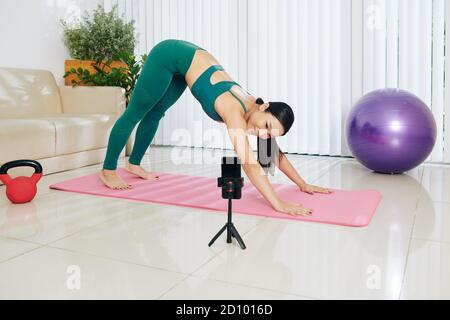 Blogger Durchführung Online-Yoga-Klasse Stockfoto