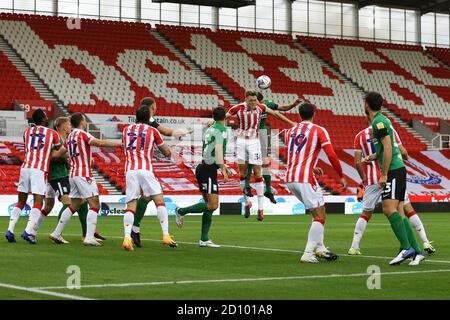 Stoke on Trent, Großbritannien. Oktober 2020. Harry Souttar von Stoke City springt an den Kopf und räumt den Ball. EFL Skybet Championship match, Stoke City gegen Birmingham City im bet365 Stadion in Stoke on Trent am Sonntag, 4. Oktober 2020. Dieses Bild darf nur für redaktionelle Zwecke verwendet werden. Nur redaktionelle Verwendung, Lizenz für kommerzielle Nutzung erforderlich. Keine Verwendung in Wetten, Spiele oder ein einzelner Club / Liga / Spieler Publikationen. PIC von Chris Stading / Andrew Orchard Sport Fotografie / Alamy Live News Kredit: Andrew Orchard Sport Fotografie / Alamy Live News Stockfoto