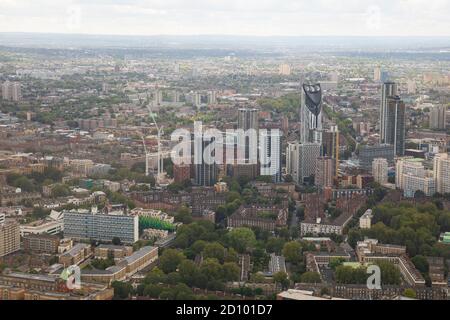 Blick auf Strata SE1 und die umliegenden Gebäude, von der Shard Viewing Platform aus gesehen, Londons höchste Aussichtsplattform. Stockfoto