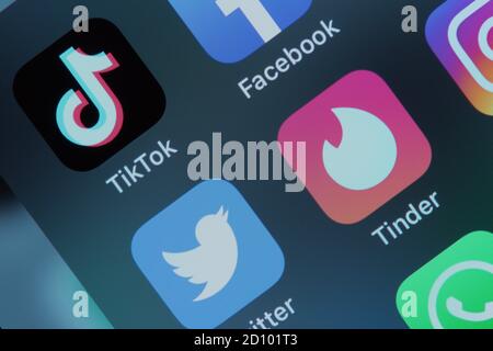 Tinder und TikTok, Facebook und Twitter Anwendung auf dem Bildschirm Apple iPhone X Stockfoto