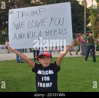 Beverly Hills, Usa. Oktober 2020. Rund 200 Präsident Trump-Anhänger säumen den Santa Monica Boulevard, einige winken am Samstag, den 3. Oktober 2020 in Beverly Hills, Kalifornien, mit großen amerikanischen Flaggen und "Trump 2020"-Spruchbändern an vorbeifahrenden Fahrzeugen. Die Polizei von Beverly Hills verhaftete am Ende der Kundgebung im Beverly Gardens Park zwei Männer wegen des Verdachts auf Batterie. Foto von Jim Ruymen/UPI Kredit: UPI/Alamy Live Nachrichten Stockfoto