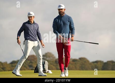 Südafrikas Garrick Higgo (links) und Erik van Rooyen am 18. Während der vierten Runde der Aberdeen Standard Investments Scottish Open im Renaissance Club, North Berwick. Stockfoto