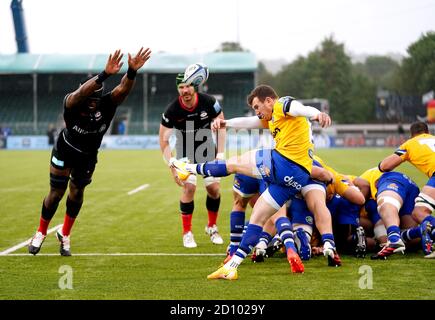 Bades Ben Spencer schießt den Ball unter Druck von Saracens' Maro Itoje (links) während des Gallagher Premiership-Spiels im Allianz Stadium, London. Stockfoto