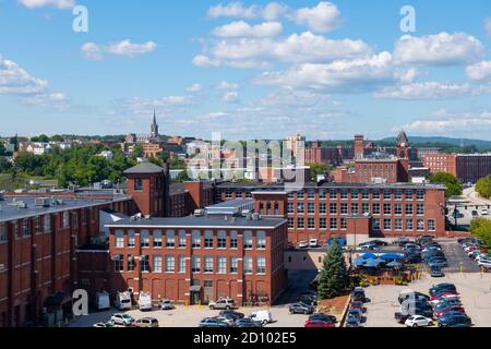 Die historische Skyline von Manchester mit den Gebäuden der Amoskeag Mill und der Pfarrkirche West Side Sainte Marie in Manchester, New Hampshire NH, USA. Stockfoto