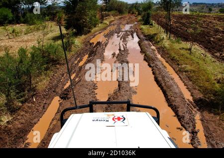 Kenia rote Kreuz Mission Eldoret: schmutzige Straßen und manchmal auch blutige Arbeit. schlechten Zustand und Probleme - überall schießen Stockfoto