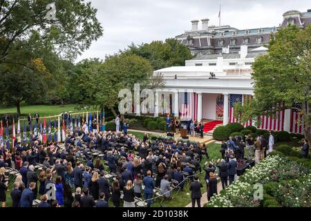 Präsident Trump nominiert Richterin Amy Coney Barrett für den Associate Justice des Obersten Gerichtshofs der USA. Dies ist das Ereignis, dass einige glauben, ist eine super Spreader Versammlung, wo der Präsident erworben oder verteilt COVID 19 auf mehrere Teilnehmer. Präsident Donald J. Trump hört zu, als Richterin Amy Coney Barrett, seine Nominierte für das Associate Justice des Supreme Court of the United States, am Samstag, 26. September 2020, im Rosengarten des Weißen Hauses ihre Bemerkungen anspricht. Stockfoto