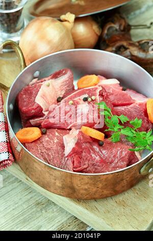 Rohes Rindfleisch in einer Pfanne Stockfoto