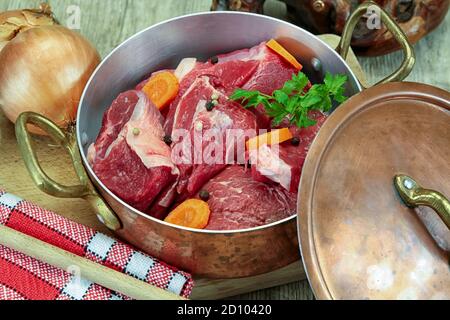Rohes Rindfleisch in einer Pfanne Stockfoto