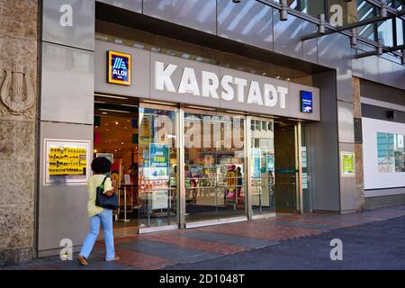 Der Eingang des alteingesessenen deutschen Kaufhauses „Karstadt“ in der Schadowstraße / Schadow Street in Düsseldorf. Stockfoto