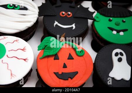 Lustige Halloween süße Set Leckereien Cupcakes verziert Zuckerpaste Stockfoto