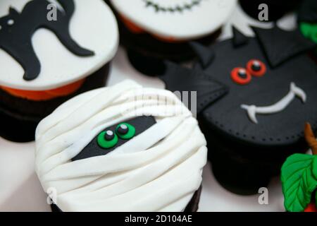 Lustige Halloween süße Set Leckereien Cupcakes verziert Zuckerpaste Stockfoto