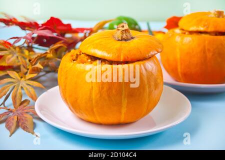 Kürbisbrötchen auf dem Backblech. Herbstkonzept. Stockfoto