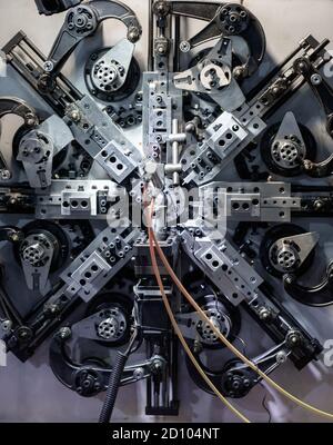 Automatische CNC-Federwickelmaschine. Industriemaschinen Stockfoto